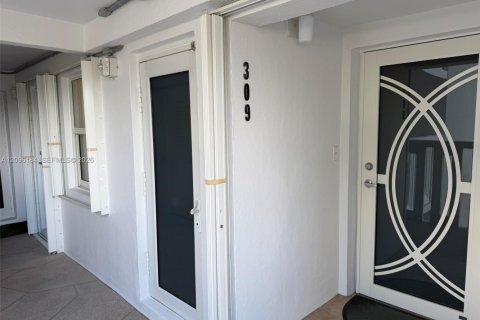 Copropriété à louer à Fort Lauderdale, Floride: 2 chambres, 111.95 m2 № 2386967 - photo 4
