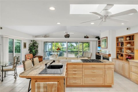 House in Anna Maria, Florida 3 bedrooms, 260.13 sq.m. № 2166383 - photo 17