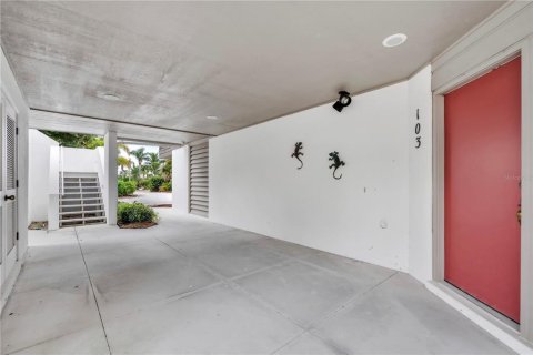 House in Anna Maria, Florida 3 bedrooms, 260.13 sq.m. № 2166383 - photo 9
