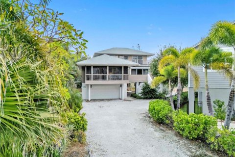 House in Anna Maria, Florida 3 bedrooms, 260.13 sq.m. № 2166383 - photo 3