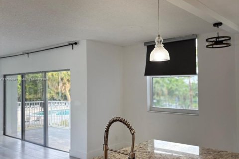 Copropriété à louer à Hollywood, Floride: 2 chambres, 119.29 m2 № 1667865 - photo 6