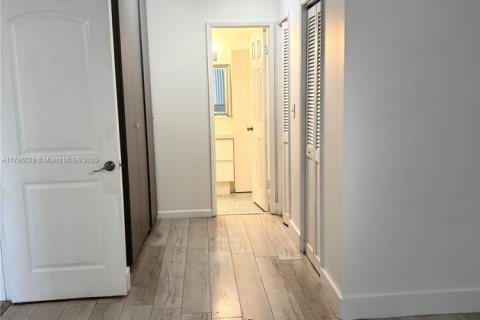 Copropriété à louer à Hollywood, Floride: 2 chambres, 119.29 m2 № 1667865 - photo 16