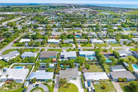 House in Satellite Beach, Florida 4 bedrooms, 176.51 sq.m. № 2109388 - photo 14