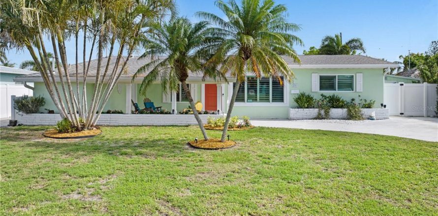 House in Satellite Beach, Florida 4 bedrooms, 176.51 sq.m. № 2109388