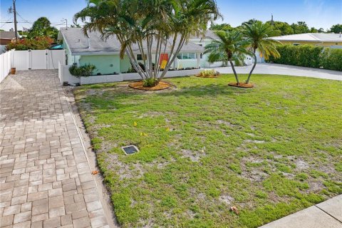 House in Satellite Beach, Florida 4 bedrooms, 176.51 sq.m. № 2109388 - photo 26