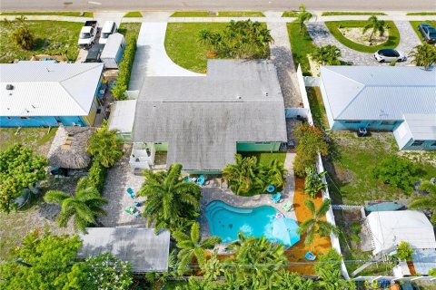 House in Satellite Beach, Florida 4 bedrooms, 176.51 sq.m. № 2109388 - photo 7
