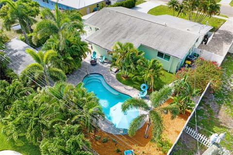 House in Satellite Beach, Florida 4 bedrooms, 176.51 sq.m. № 2109388 - photo 3