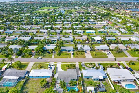 House in Satellite Beach, Florida 4 bedrooms, 176.51 sq.m. № 2109388 - photo 10