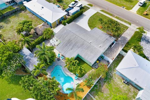 House in Satellite Beach, Florida 4 bedrooms, 176.51 sq.m. № 2109388 - photo 8