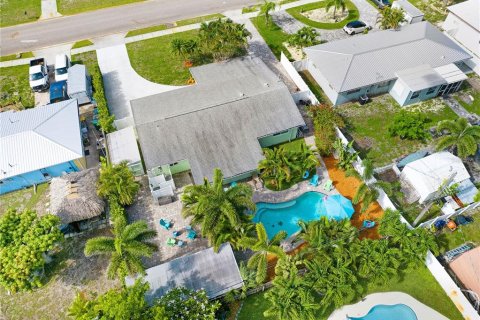 House in Satellite Beach, Florida 4 bedrooms, 176.51 sq.m. № 2109388 - photo 6