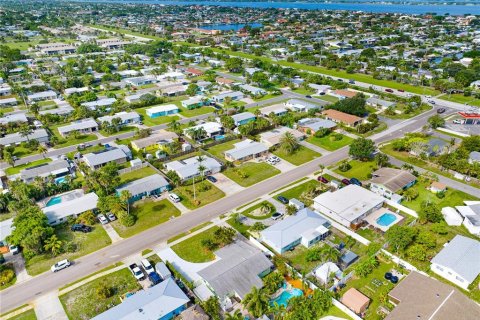 House in Satellite Beach, Florida 4 bedrooms, 176.51 sq.m. № 2109388 - photo 11