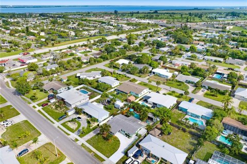 House in Satellite Beach, Florida 4 bedrooms, 176.51 sq.m. № 2109388 - photo 13