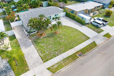 House in Satellite Beach, Florida 4 bedrooms, 176.51 sq.m. № 2109388 - photo 20