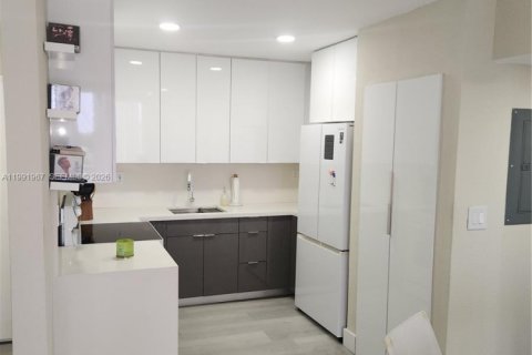 Copropriété à louer à Miami, Floride: 2 chambres, 65.03 m2 № 2062604 - photo 2