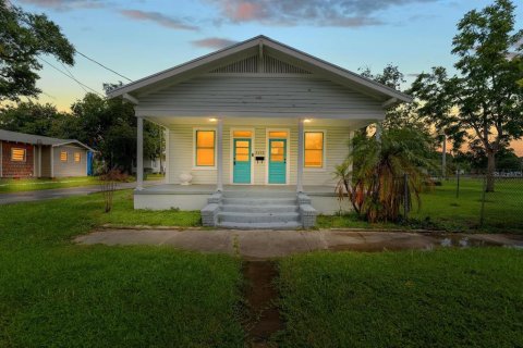 Villa ou maison à louer à Tampa, Floride: 2 chambres, 106.65 m2 № 1837094 - photo 1