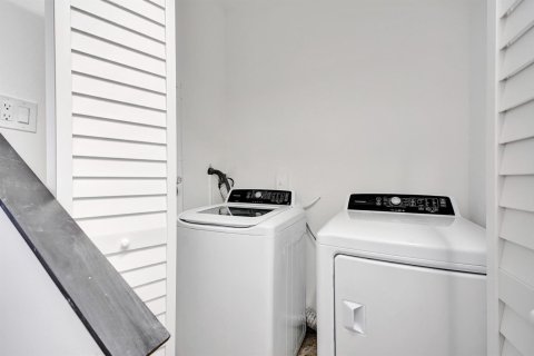 House in Miami, Florida 3 bedrooms, 124.12 sq.m. № 2085252 - photo 11