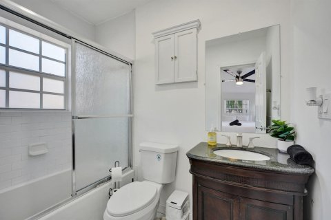 House in Miami, Florida 3 bedrooms, 124.12 sq.m. № 2085252 - photo 10