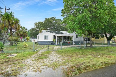 Купить виллу или дом в Майами, Флорида 3 спальни, 136.19м2, № 1989594 - фото 1