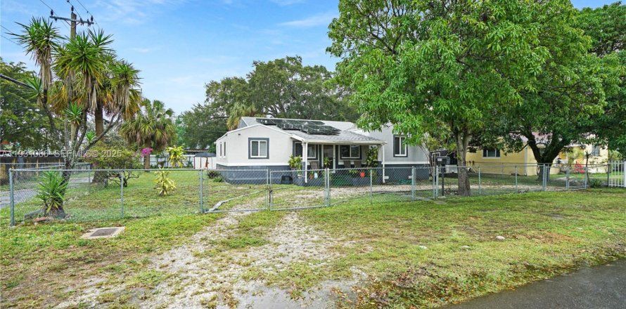 Дом в Майами, Флорида 3 спальни, 136.19м2 № 1989594