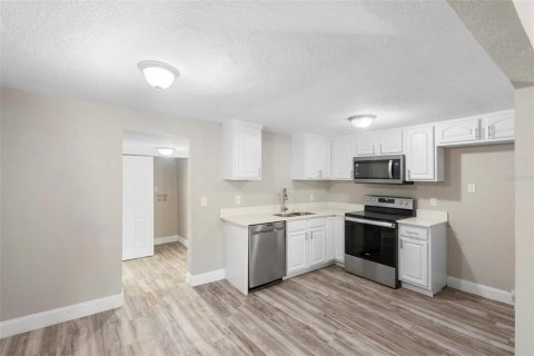 House in Sanford, Florida 4 bedrooms, 144.74 sq.m. № 1648347 - photo 18