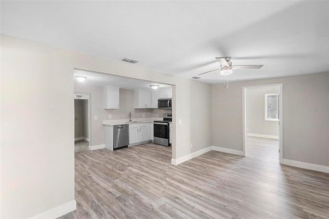 House in Sanford, Florida 4 bedrooms, 144.74 sq.m. № 1648347 - photo 15