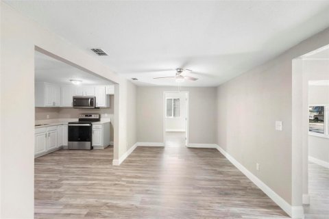 House in Sanford, Florida 4 bedrooms, 144.74 sq.m. № 1648347 - photo 16