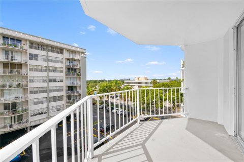 Condominio en alquiler en North Miami Beach, Florida, 1 dormitorio, 72.46 m2 № 1979162 - foto 19