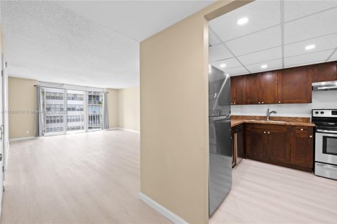 Condominio en alquiler en North Miami Beach, Florida, 1 dormitorio, 72.46 m2 № 1979162 - foto 1