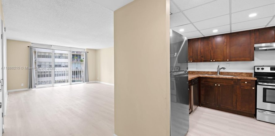 Condominio en North Miami Beach, Florida, 1 dormitorio  № 1979162