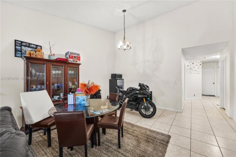 Townhouse in Margate, Florida 3 bedrooms, 128.86 sq.m. № 2040861 - photo 9