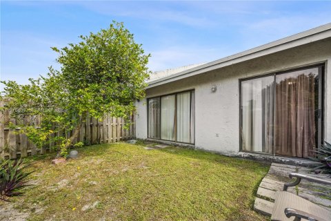 Townhouse in Margate, Florida 3 bedrooms, 128.86 sq.m. № 2040861 - photo 24