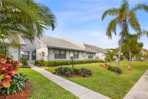 Townhouse in Margate, Florida 3 bedrooms, 128.86 sq.m. № 2040861 - photo 2