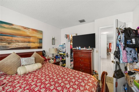 Townhouse in Margate, Florida 3 bedrooms, 128.86 sq.m. № 2040861 - photo 21