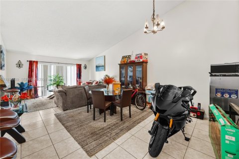 Townhouse in Margate, Florida 3 bedrooms, 128.86 sq.m. № 2040861 - photo 5