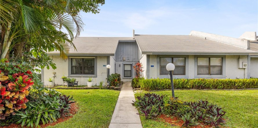 Townhouse in Margate, Florida 3 bedrooms, 128.86 sq.m. № 2040861