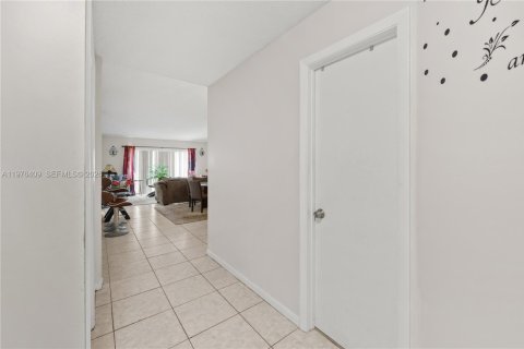 Townhouse in Margate, Florida 3 bedrooms, 128.86 sq.m. № 2040861 - photo 3