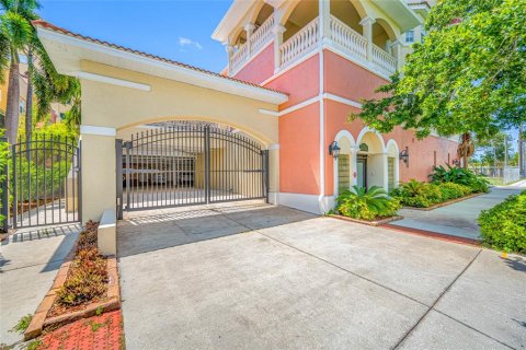 Condo in Saint Petersburg, Florida, 3 bedrooms  № 1772162 - photo 2
