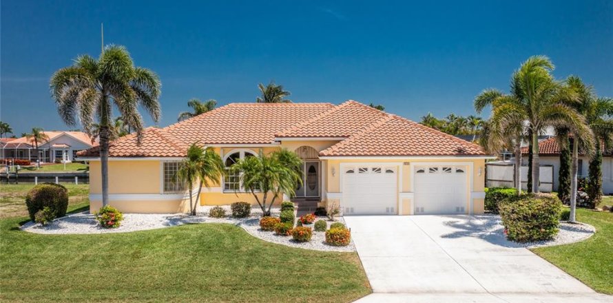 House in Punta Gorda, Florida 3 bedrooms, 191.19 sq.m. № 1736775