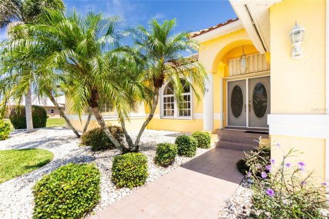 House in Punta Gorda, Florida 3 bedrooms, 191.19 sq.m. № 1736775 - photo 7