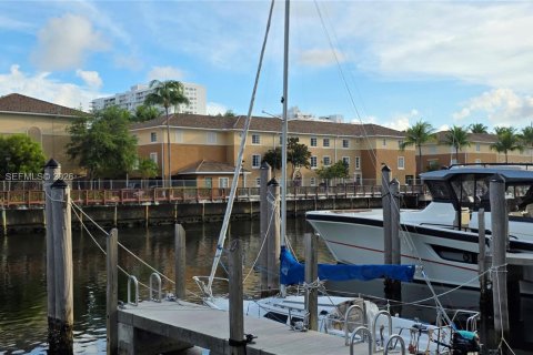 Condominio en alquiler en Aventura, Florida, 1 dormitorio, 79.8 m2 № 2068510 - foto 9