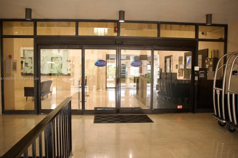 Copropriété à louer à Hallandale Beach, Floride: 1 chambre, 76.92 m2 № 1946801 - photo 18