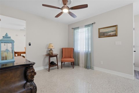 House in Tampa, Florida 4 bedrooms, 138.7 sq.m. № 2347131 - photo 10