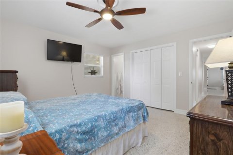 House in Tampa, Florida 4 bedrooms, 138.7 sq.m. № 2347131 - photo 21
