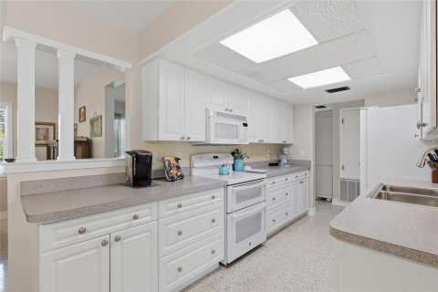 House in Tampa, Florida 4 bedrooms, 138.7 sq.m. № 2347131 - photo 11
