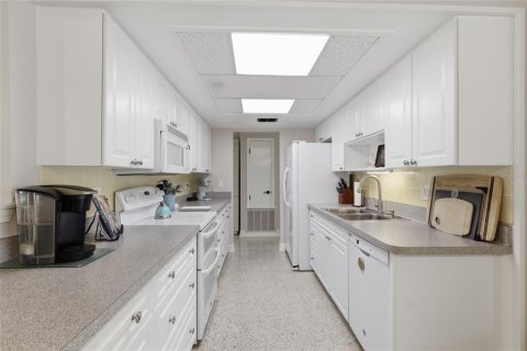 House in Tampa, Florida 4 bedrooms, 138.7 sq.m. № 2347131 - photo 12