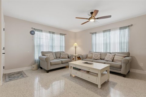 House in Tampa, Florida 4 bedrooms, 138.7 sq.m. № 2347131 - photo 5