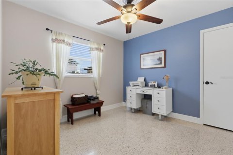 House in Tampa, Florida 4 bedrooms, 138.7 sq.m. № 2347131 - photo 8