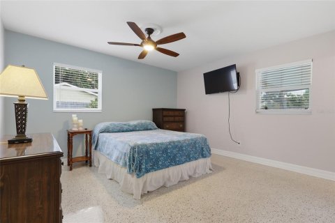 House in Tampa, Florida 4 bedrooms, 138.7 sq.m. № 2347131 - photo 18