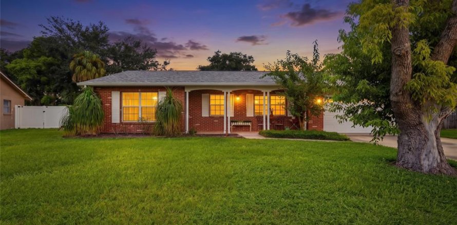 House in Tampa, Florida 4 bedrooms, 138.7 sq.m. № 2347131
