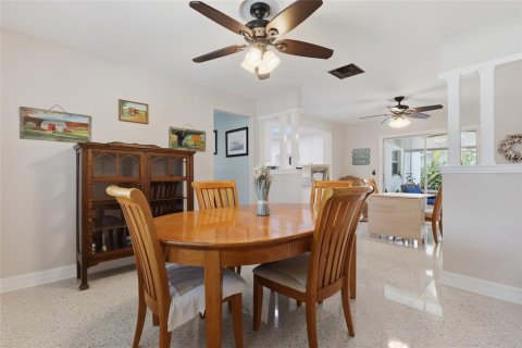 House in Tampa, Florida 4 bedrooms, 138.7 sq.m. № 2347131 - photo 16
